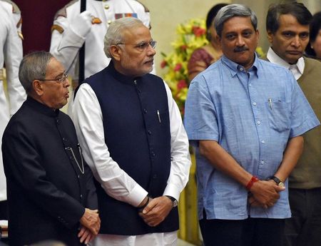 © Reuters. India's President Mukherjee, PM Modi, new cabinet ministers Manohar Parrikar and Suresh Prabhu pose after a swearing-in ceremony in New Delhi