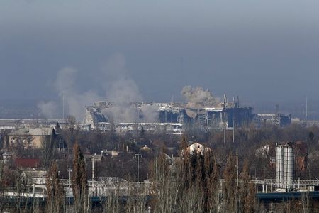 © Reuters. Smoke rises above a new terminal of the Sergey Prokofiev International Airport after the recent shelling during fighting between pro-Russian separatists and Ukrainian government forces in Donetsk