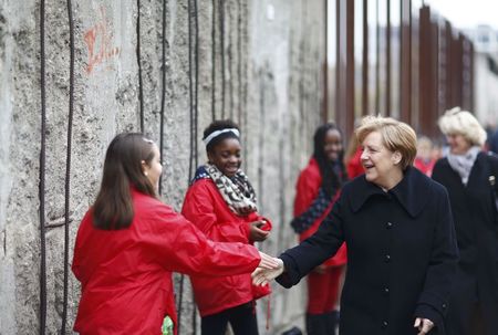 © Reuters. La caída del Muro de Berlín fue un golpe épico contra la tiranía, dice Merkel