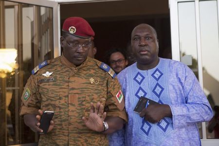 © Reuters. Lieutenant Colonel Yacouba Isaac Zida meets with opposition leader Zephirin Diabre in Ouagadougou, capital of Burkina Faso