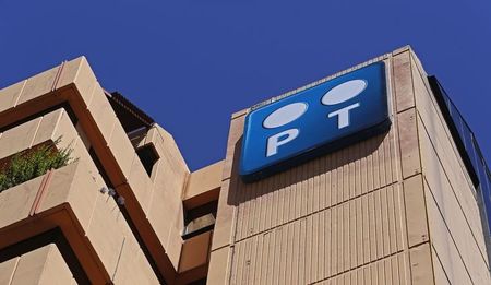 © Reuters. The logo of Portugal Telecom is seen at one of the entrances to their office building in Lisbon