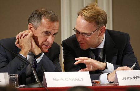 © Reuters. Bank of England Governor Mark Carney and Germany's Bundesbank President Jens Weidmann attend a conference of central bankers hosted by the Bank of France in Paris