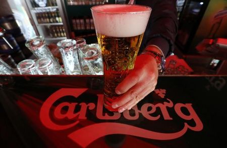 © Reuters. BÉNÉFICE STABLE POUR CARLSBERG, MALGRÉ LA RUSSIE