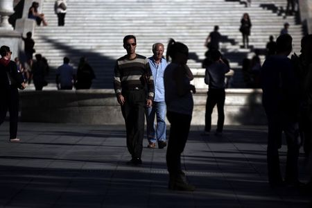 © Reuters. People make their way in central Syntagma square in Athens