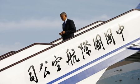 © Reuters. Presidente dos Estados Unidos, Barack Obama, ao chegar para reunião de cúpula entre países da Ásia e Pacífico (Apec, na sigla em inglês), em Pequim 