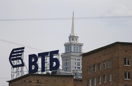 © Reuters. Logo of VTB Bank is displayed on the top of a building in Moscow