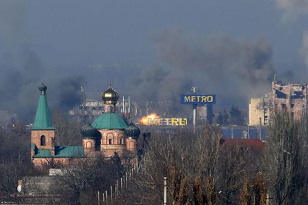 © Reuters. Дым поднимается над зданием старого терминала аэропорта имени Сергея Прокофьева в Донецке