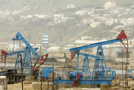 © Reuters. Вид на месторождение нефти в Баку