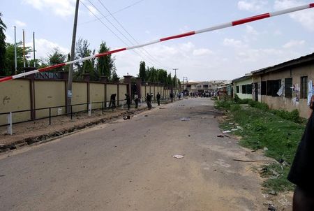 © Reuters. Al menos 35 personas mueren tras explotar una bomba en escuela en Nigeria