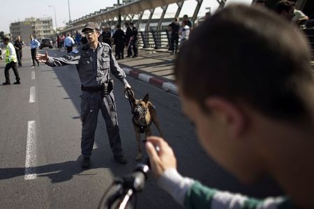 © Reuters. Un palestino apuñala de gravedad a un soldado israelí en Tel Aviv