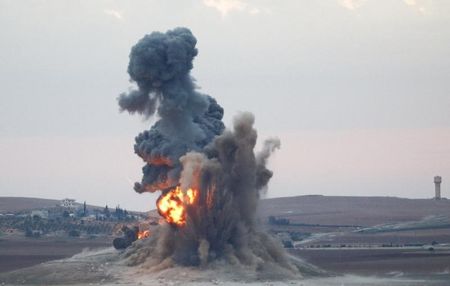 © Reuters. أمريكا تشن غارات جوية على الدولة الإسلامية في سوريا والعراق