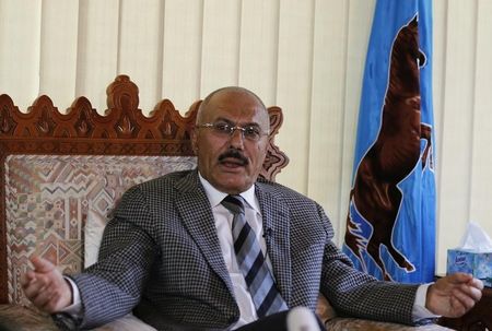 © Reuters. Yemen's former President Ali Abdullah Saleh talks during an interview with Reuters in Sanaa