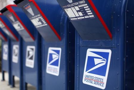 © Reuters. A view shows U.S. postal service mail boxes at a post office in Encinitas