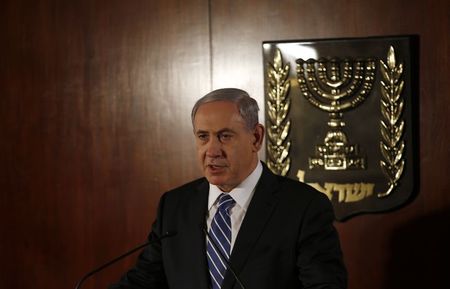 © Reuters. Israeli Prime Minister Netanyahu delivers a statement to media at parliament in Jerusalem