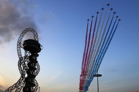 © Reuters. The Red Arrows fly past the ArcelorMittal Orbit at the opening ceremony of the Invictus Games at the Queen Elizabeth Park in east London