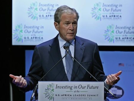 © Reuters. George Bush apoya que su hermano Jeb busque presidencia de EEUU en 2016