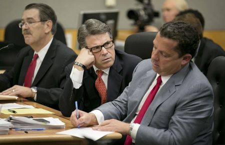 © Reuters. Texas Governor Rick Perry and lawyers in court on abuse-of-power charges in Austin