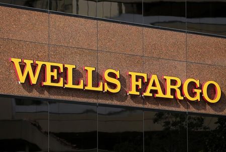 © Reuters. The logo on a Wells Fargo bank building is seen in downtown San Diego