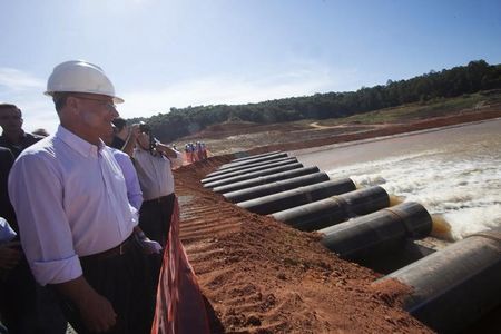 © Reuters. Alckmin observa reservatório de Jaguari em maio