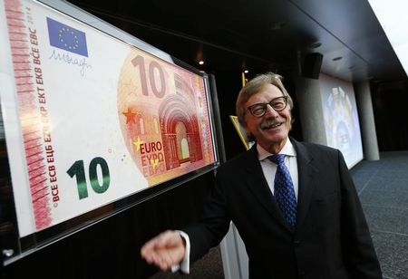 © Reuters. Mersch, Member of the Executive Board of the European Central Bank presents an oversized newly unveiled 10 euro note at the headquarters of the European Central Bank (ECB) in Frankfurt