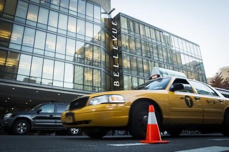 © Reuters. Hospital Bellevue, em Nova York, onde Craig Spencer está internado