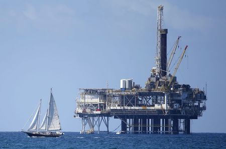 © Reuters. Нефтяная платформа у берегов Калифорнии 