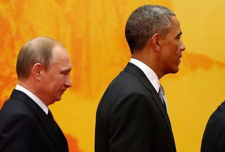 © Reuters. U.S. President Obama and Russia's President Putin attend a family photo shoot for the APEC leaders' meeting in Beijing