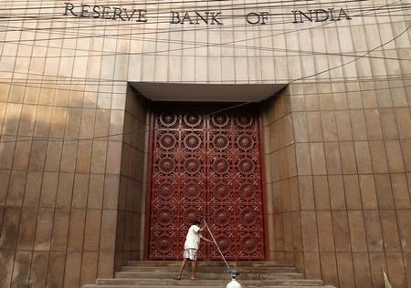 © Reuters. A worker cleans the stairs of RBI building in Kolkata