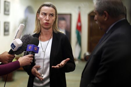© Reuters. European Union foreign policy chief Mogherini speaks to the media after a meeting with Jordanian Foreign Minister Judeh at the Foreign Affairs Ministry in Amman