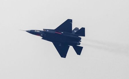 © Reuters. A J-31 stealth fighter of Chinese People's Liberation Army Air Force is seen during a test flight ahead of the 10th China International Aviation and Aerospace Exhibition in Zhuhai