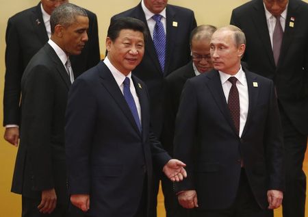 © Reuters. أوباما وبوتين لا يخفيان مشاعرهما السلبية في قمة بكين