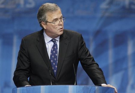 © Reuters. جورج دبليو بوش يحث شقيقه جيب على خوض انتخابات الرئاسة الأمريكية