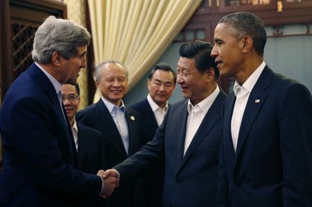 © Reuters. U.S. Secretary of State Kerry shakes hands with China's President Xi during a meeting at the Zhongnanhai leadership compound in Beijing
