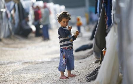 © Reuters. A Kurdish refugee child from the Syrian town of Kobani stands in a camp in the southeastern town of Suruc