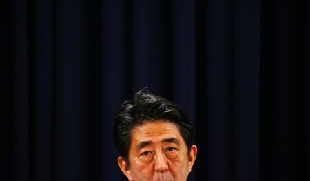 © Reuters. Primeiro-ministro do Japão, Shinzo Abe, durante coletiva de imprensa em Pequim 