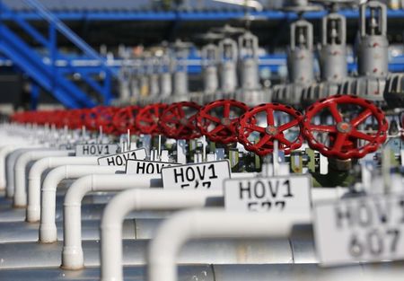 © Reuters. Трубы на газохранилище в Венгрии