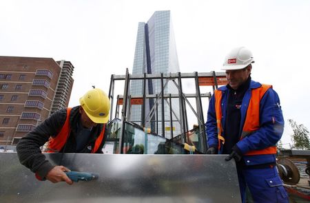 © Reuters. File photo of builders working at the construction site of the new headquarters of the European Central Bank 