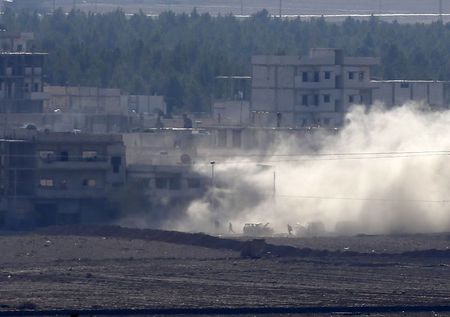 © Reuters. Smoke rises during fighting between the Islamic State and Kurdish forces in an eastern Kobani neighbourhood