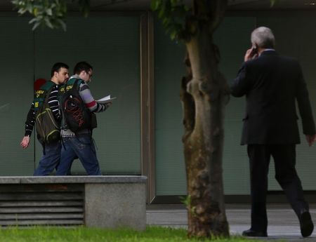 © Reuters. La Guardia Civil prevé más de 30 detenidos en una redada anticorrupción