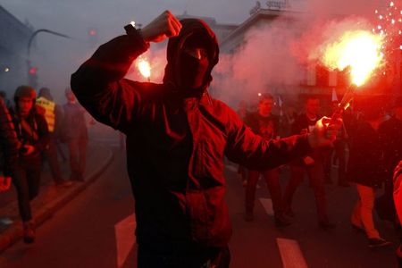 © Reuters. A far-right protester holds a flare during the annual far-right rally, which coincides with Poland's National Independence Day in Warsaw