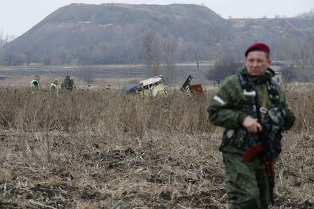 © Reuters. ¿Dónde están los cuerpos?, se preguntan familiares de los pasajeros del MH17