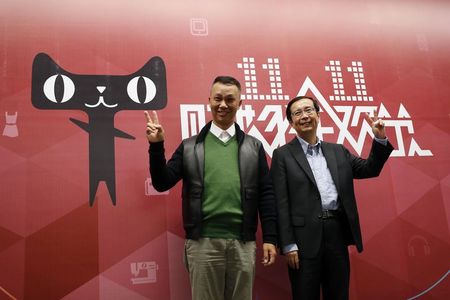 © Reuters. Alibaba Group CEO Jonathan Lu and Alibaba Group COO Daniel Zhang pose for a photo at the company's headquarters in Hangzhou