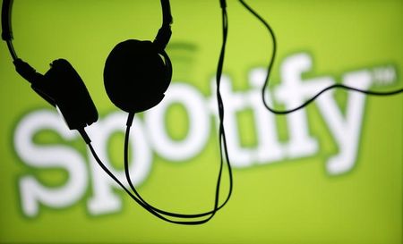 © Reuters. Spotify dice que combate la piratería y ha pagado 2.000 mlns dlrs a artistas