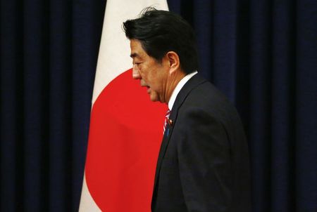 © Reuters. صحيفة:رئيس وزراء اليابان سيؤجل زيادة في ضريبة المبيعات ويدعو الى انتخابات