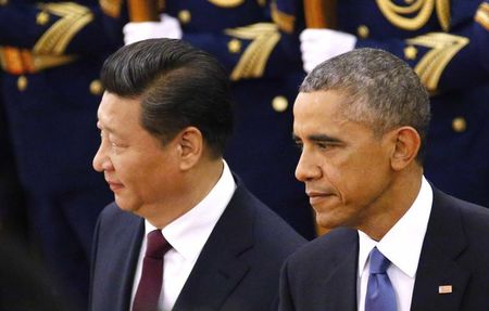 © Reuters. Obama walks next to Xi after inspecting the honour guards during a welcoming ceremony at the Great Hall of the People in Beijing