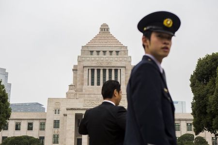 © Reuters. Japón pospondría el alza de impuestos y convocaría elecciones en diciembre