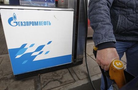 © Reuters. Водитель заправляет автомобиль на АЗС Газпромнефти в Москве