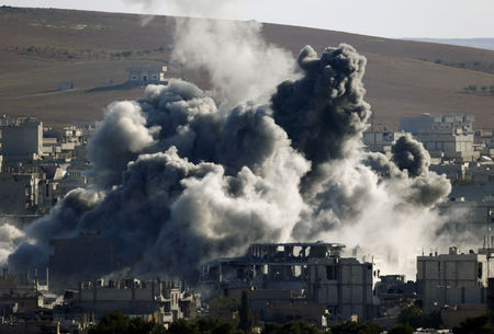 © Reuters. Explosion following an air strike is seen in central Kobani