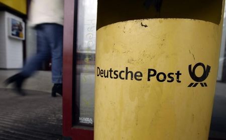 © Reuters. Женщина входит в отделение Deutsche Post в Бенсхайме