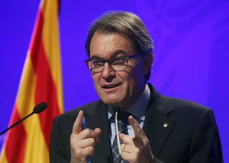 © Reuters. Catalan President Artur Mas gestures during a news conference at Palau de la Generalitat in Barcelona